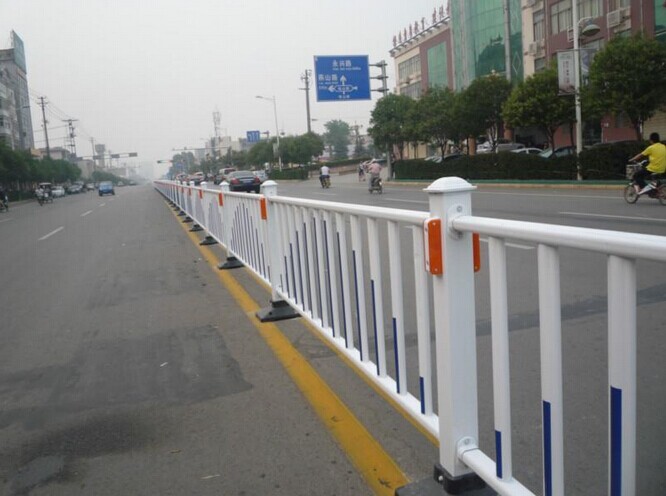 南宁锌钢护栏道路隔离栏供应商