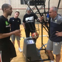 篮训练设备，智能篮球训练机器可进行复杂运球训练