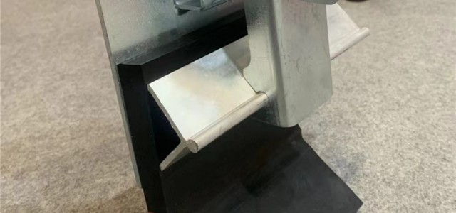 输送机落料槽下沿漏料安装聚氨酯防溢裙板Y型效果好